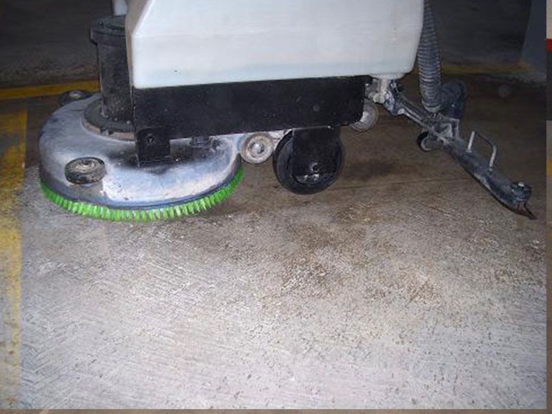 Limpieza de garajes en Valencia - Fregado de suelos - VGA Servicios de limpieza