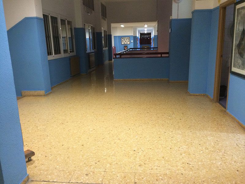 Limpieza de colegios Hall - VGA empresa de limpieza Valencia